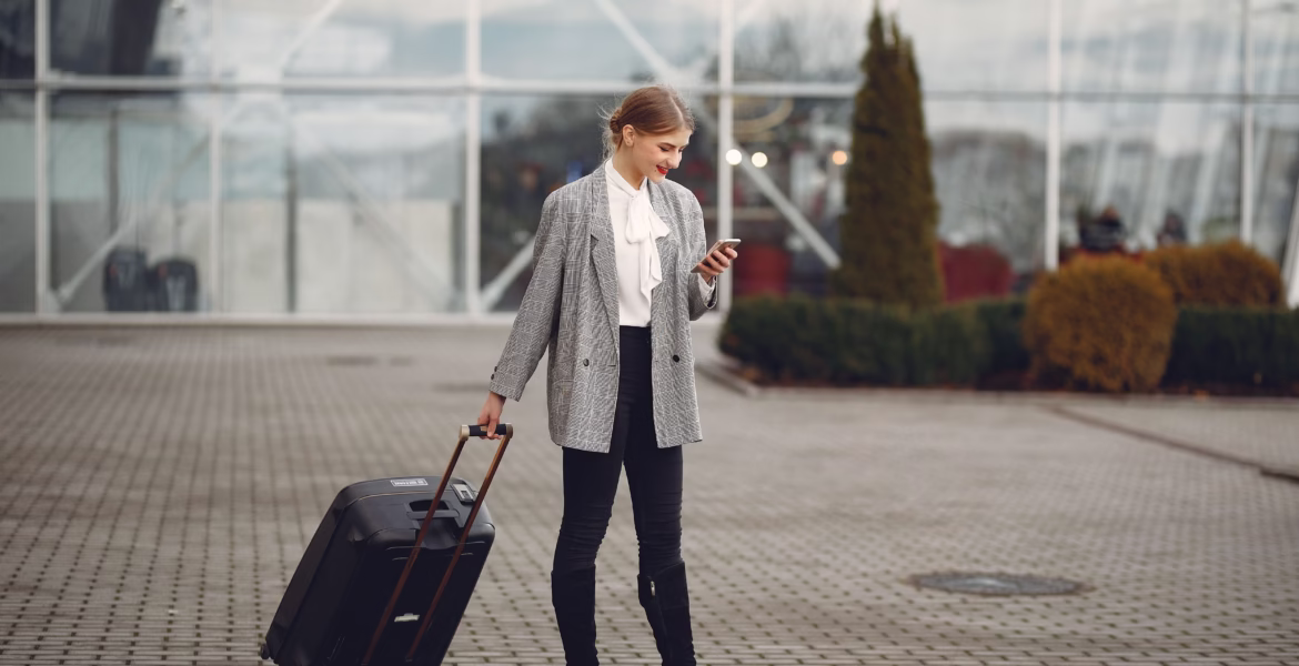 Mujer en un viaje corporativo