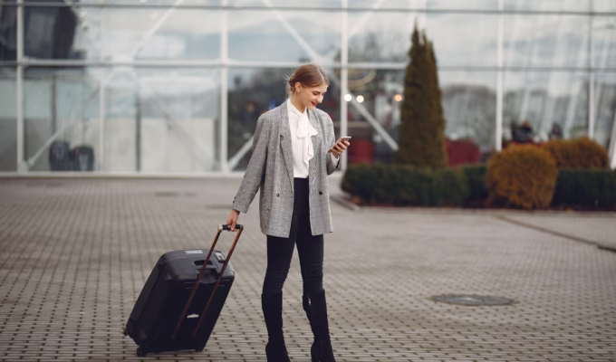 Mujer en un viaje corporativo