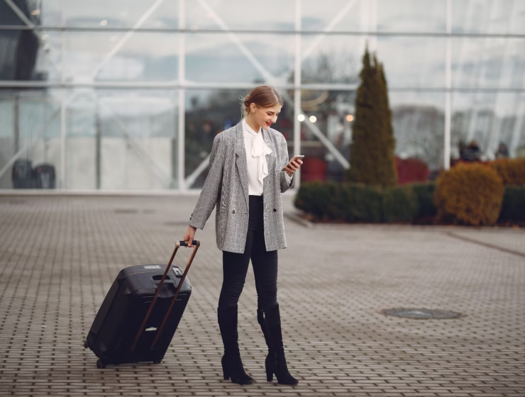 Mujer en un viaje corporativo