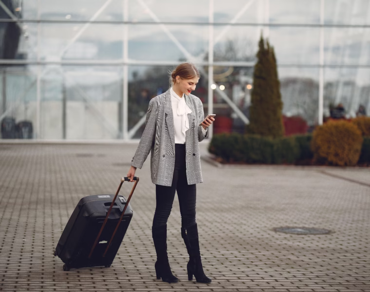 Mujer en un viaje corporativo