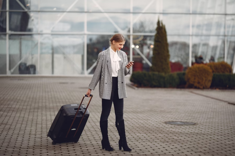 Mujer en un viaje corporativo