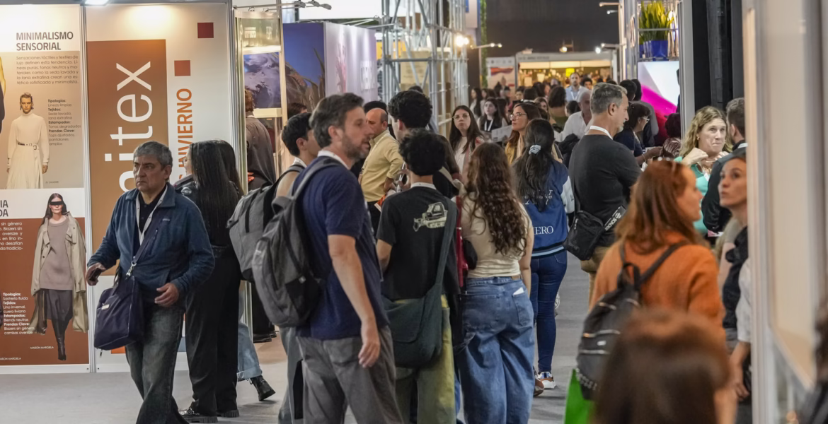 Emitex gente en la feria