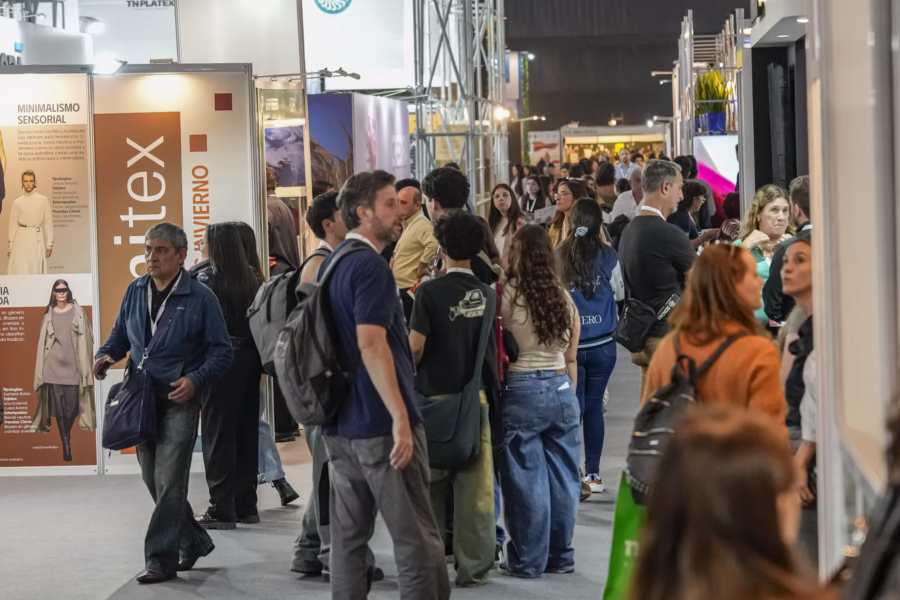 Emitex gente en la feria